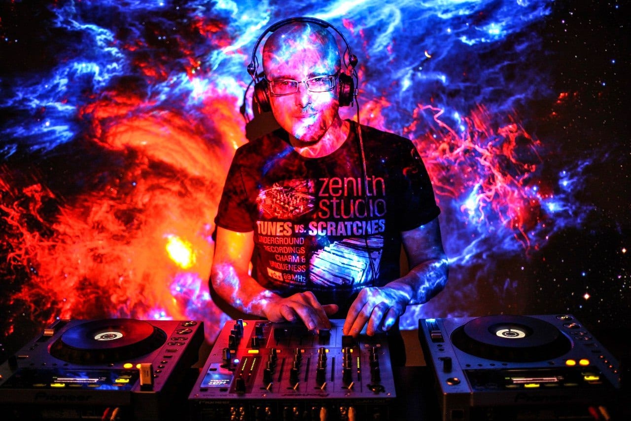 DJ