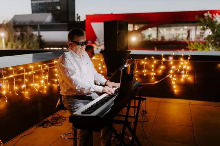 Taras pianist